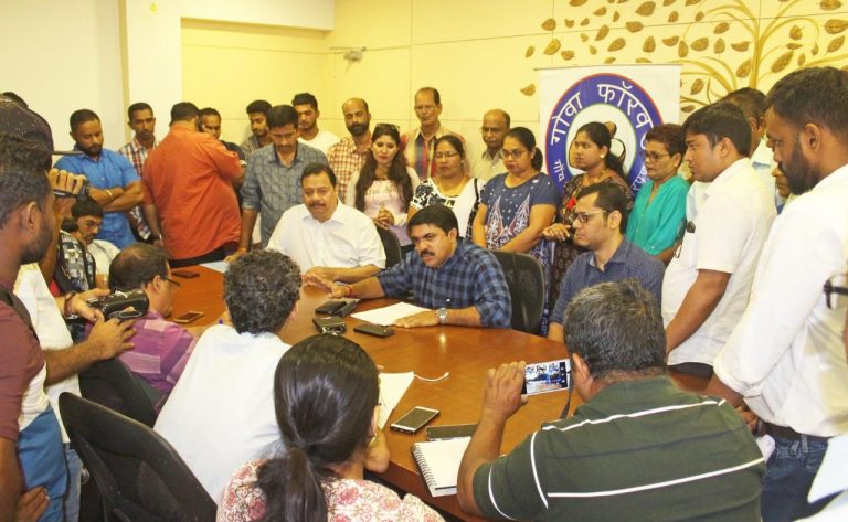 Yuri Alemao-led Cuncolim delegation petitions Vijai Sardesai on power woes