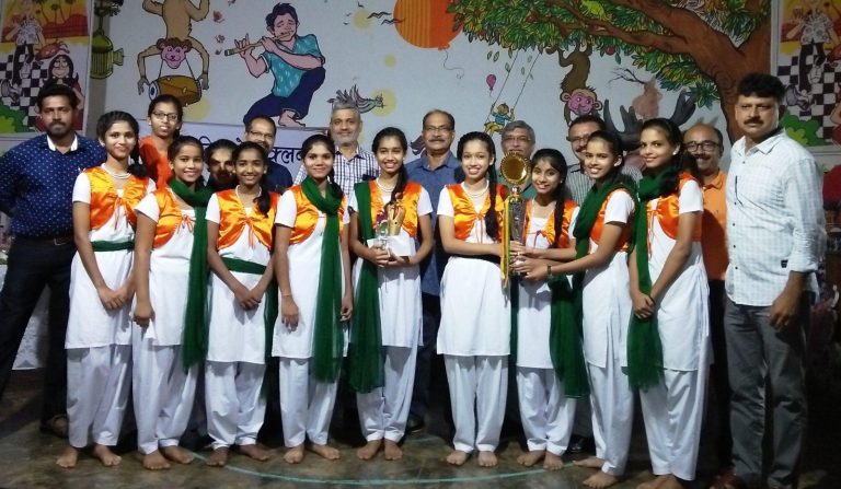 Late Srirang Lolayekar patriotic singing competition held 