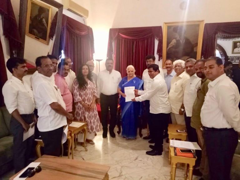 Congress meets Governor complaints of collapse of administration