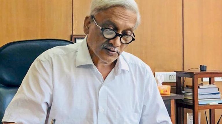 Parrikar speaks to Amit Shah, to continue as CM