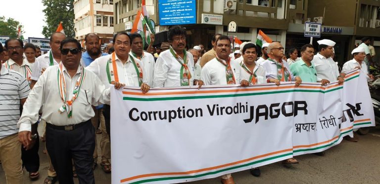 Congress meets Governor, walks in Panaji against Parrikar-led government