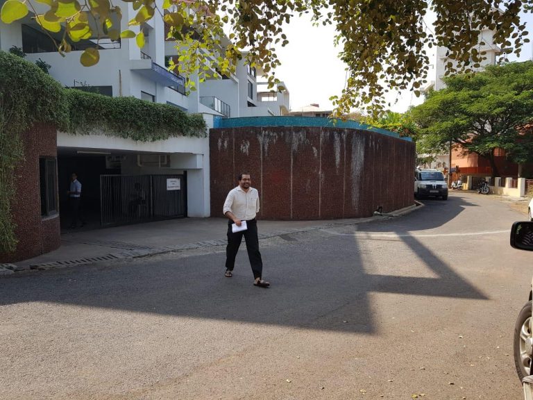 Parrikar meets officers, reviews progress on bridge, garbage, employment