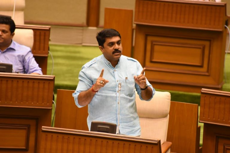 Vijai Quotes Bible, lauds Parrikar for building bridges