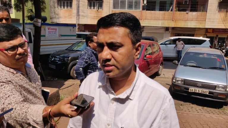 Speaker Pramod Sawant not allowed to meet  Parrikar at GMC
