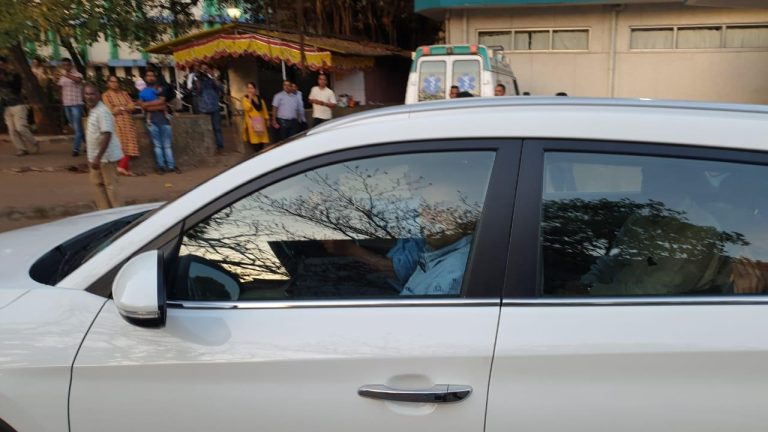 Parrikar discharged from GMCH, taken to his home