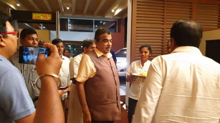 Gadkari resumes meetings to decide on next CM