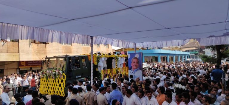 Mortal remains of Manohar Parrikar brought near BJP office