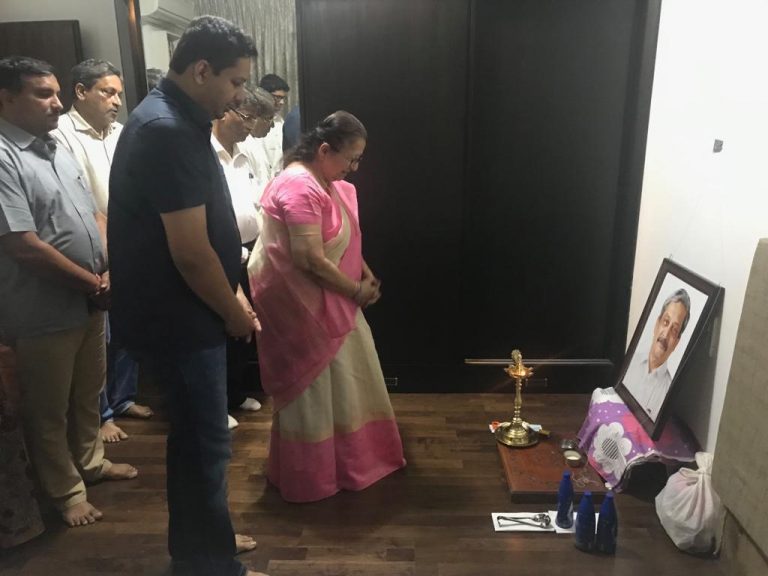 Lok Sabha Speaker Sumitra Mahajan pays visit to Parrikar’s family  