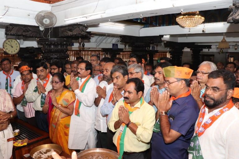 Shripad Naik begins his campaign by offering prayers at Mahalsa Narayani Temple, Mardol
