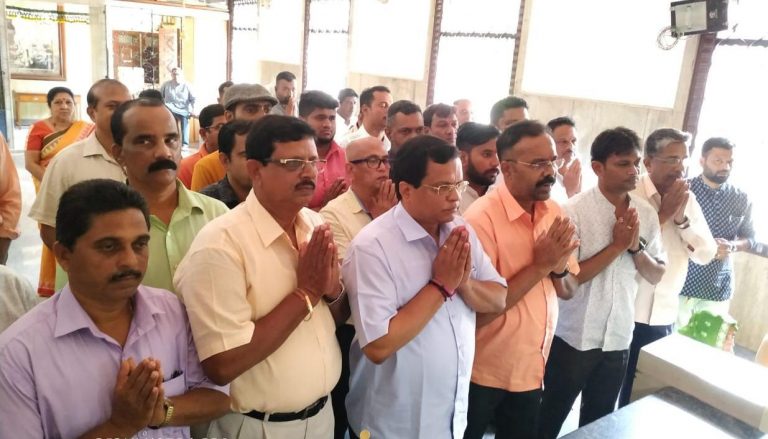 Narendra Sawaikar begins his campaign in South Goa, offers prayers at Damodar Temple, Vasco