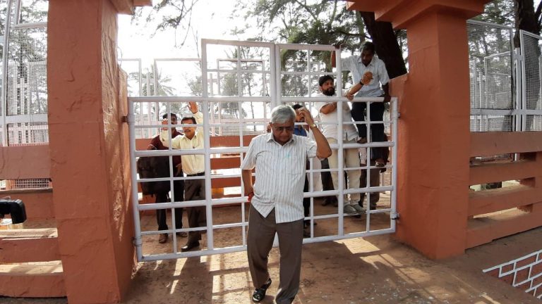 Subhash Velingkar jumps the gate to pay homage to Bausaheb Bandodkar