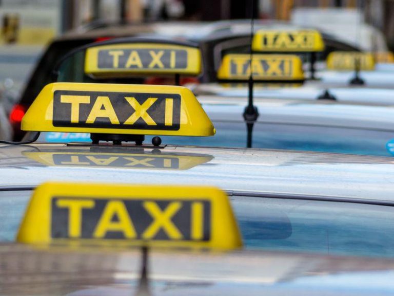 Tourist taxis, Yellow-black cab goes off the road in protest