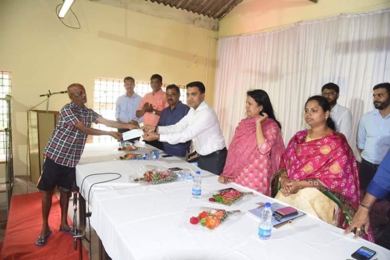 Goa CM distributes to compensation to flood affected farmers 