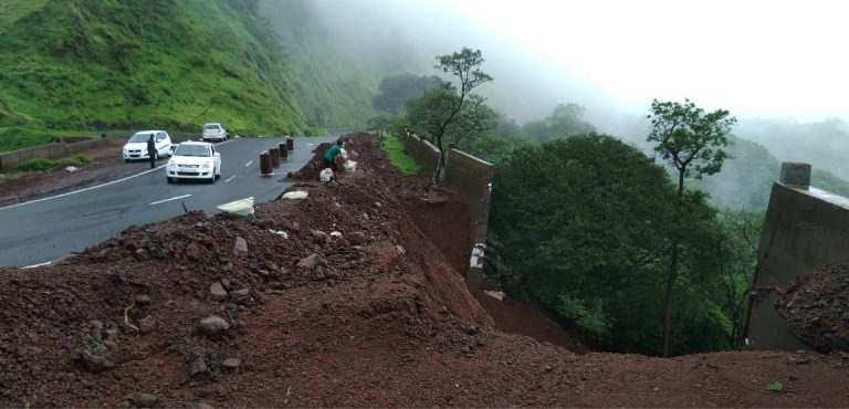 आंबा घाटातील एक संरक्षक भिंत वाहून गेली, मार्गही खचला 