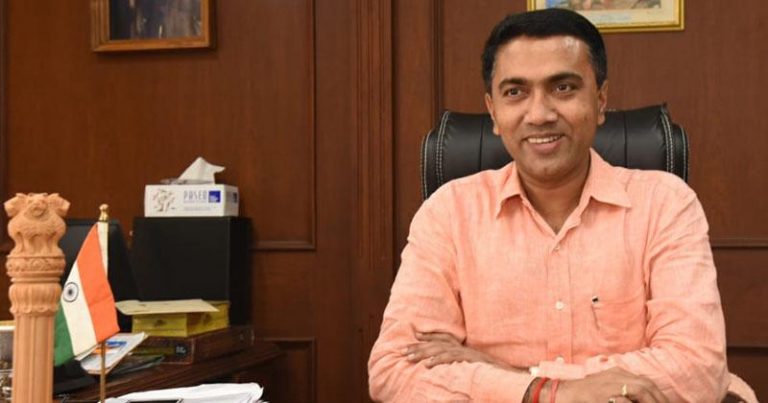 CM Pramod Sawant leaves behind his escort vehicle to smoothen traffic near Panaji