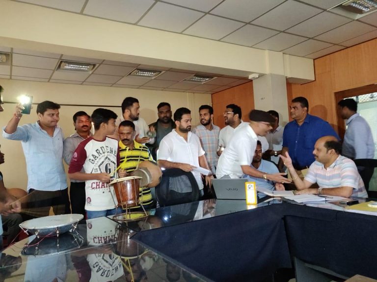 Congress workers play Arati in Electricity department, protest against frequent power cuts