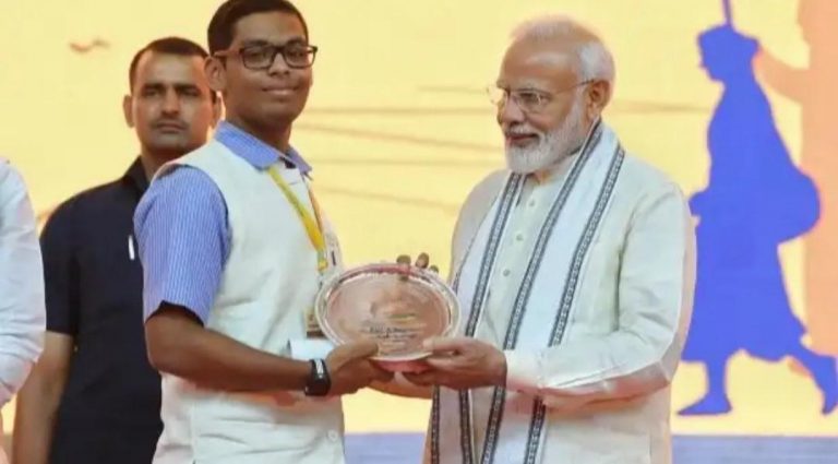 CM Pramod Sawant congratulates Shane Fernandes for his ‘Letter to Bapu’