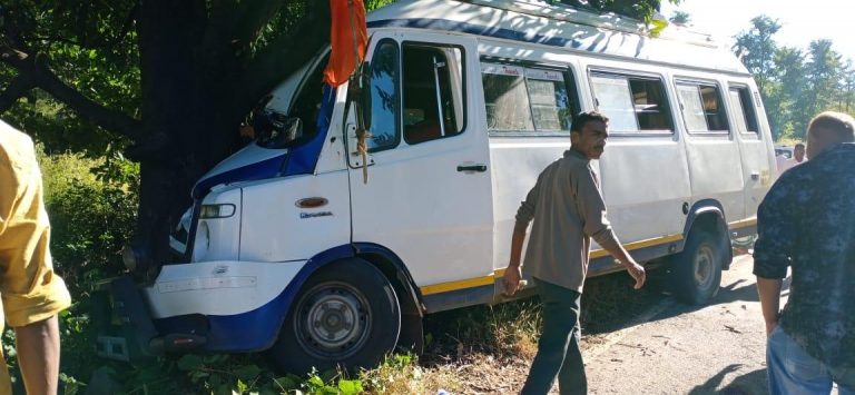 आंबेनळी घाटात मिनीबसला अपघात 19 प्रवासी जखमी, 4 गंभीर