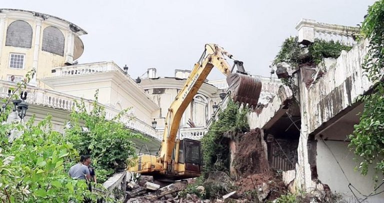 उद्योगपती अशोक मित्तलांच्या रिसॉर्टवर हातोडा 