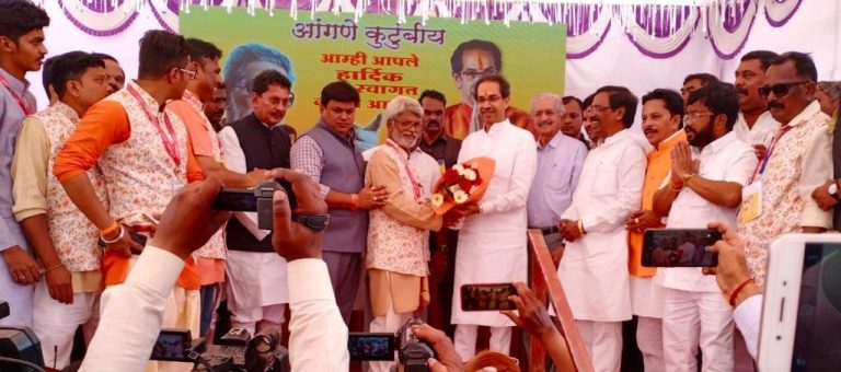 मुख्यमंत्र्यांनी घेतले आंगणेवाडीतील भराडी देवीचे दर्शन  नानार बाबत नो कॉमेंट, कोकण वाशीयांमध्ये संभ्रम  नाणारला शिवसेनेचा विरोधच – सुभाष देसाई