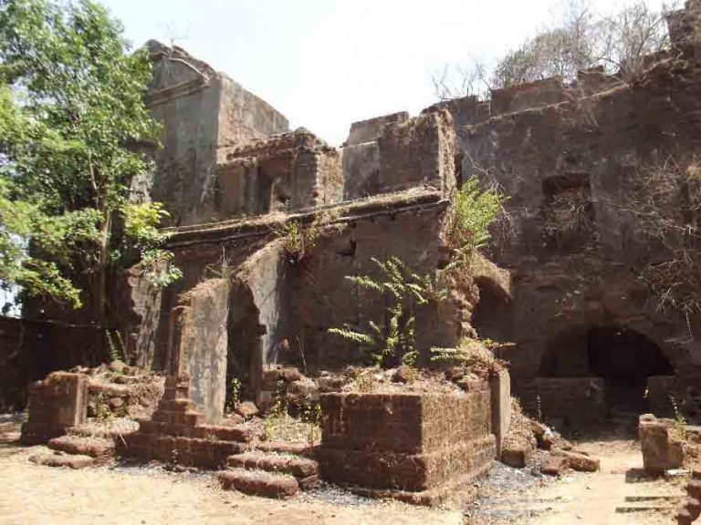 एक ऐतिहासिक ठेवा वेंगुर्लेतील डच वखार शेवटची घटका मोजतेय