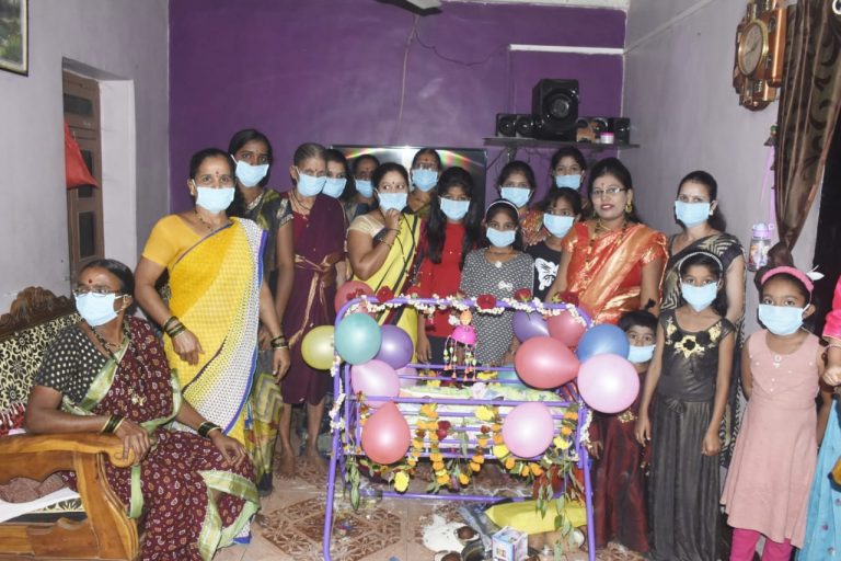रायगडमधील शेलू येथे मास्क घालून बाळाचे बारसे
