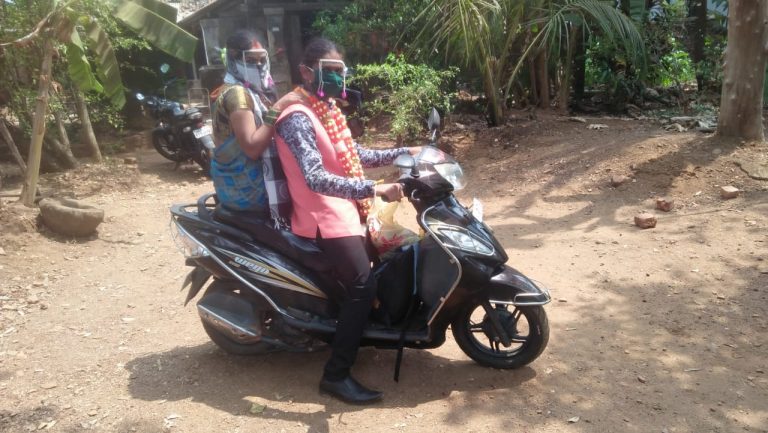 एक लग्नाची गोष्ट….नवरा,नवरी, भटजी आणि एका मित्राच्या उपस्थितीत झाले लग्न  दुचाकीवरून वरात आली घरात