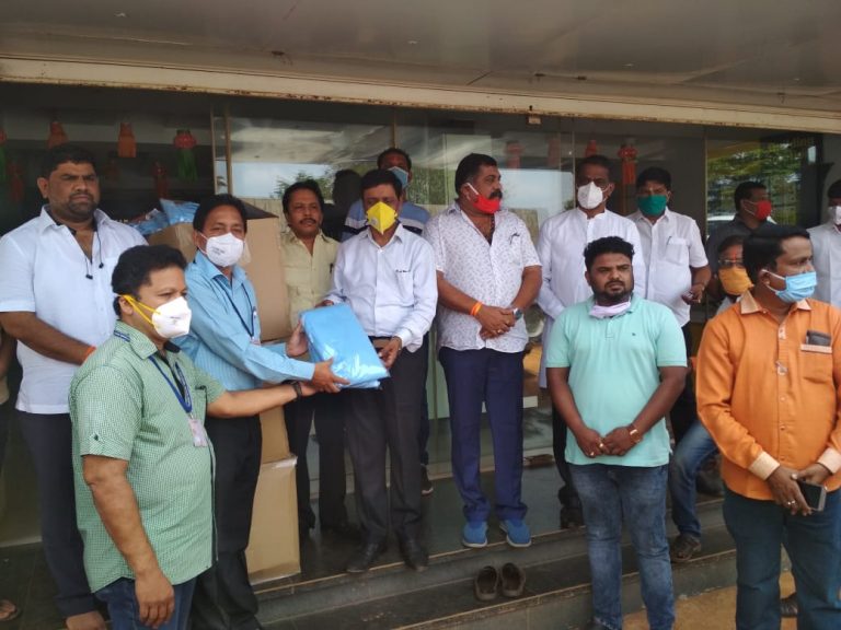 अतुल रावराणे यांच्याकडून१००० पीपीई कीट चे खासदार.विनायक राऊत यांच्या हस्ते वितरण