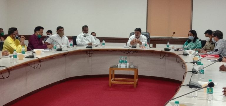 कोरोनविरुद्ध लढण्यासाठी सिंधुदुर्ग जिल्ह्यात राजकीय पक्षांची एकजूट  पालकमंत्र्यांच्या उपस्थितीत झाली बैठक