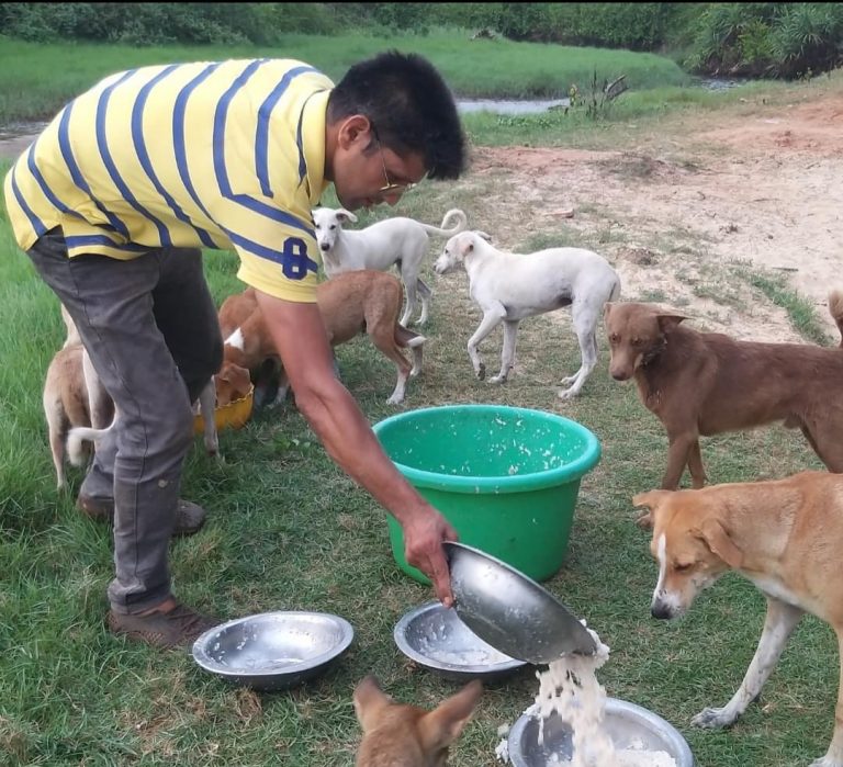 Lockdown4.0: Amit Naik continues feeding stray dogs, cats, enters 48th day