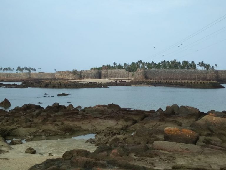 पर्यटक संख्या घटली, कोट्यवधींच्या कर्जांमुळे अनेक तरुण अडचणीत