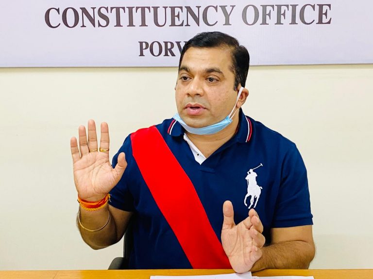 Rohan Khaunte raises concerns about doctors to Health Minister