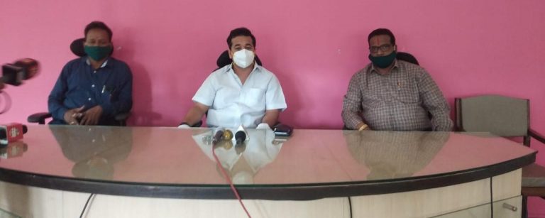 बेजबाबदार जिल्हा शल्यचिकित्सक डॉ.चाकूरकर यांचा राजीनामा घेऊन चौकशी करा  आमदार नितेश राणे यांची मागणी