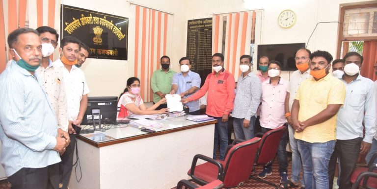 एसएसपीएमचे अधिक्षक सईकरवर गुन्हा दाखल करा  शिवसेनेची जिल्हा प्रशासनाकडे मागणी