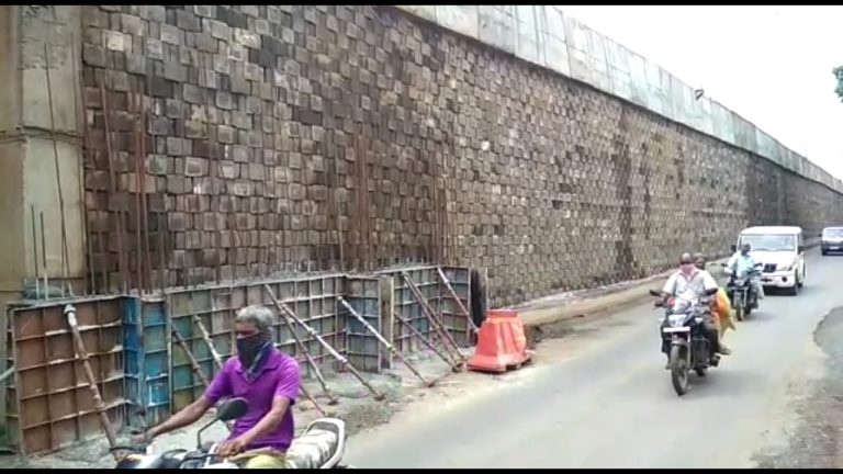 कणकवलीत महामार्गाची धोकादायक भिंत पाडून नव्याने बांधा, कणकवलीकरांची मागणी