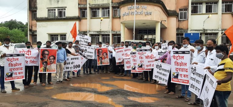 इंधन दरवाढी विरोधात शिवसेना आक्रमक  आमदार वैभव नाईक यांच्या नेतृत्वाखाली कुडाळमध्ये छेडले आंदोलन