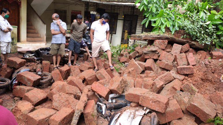 कणकवलीत संरक्षक भिंत कोसळून ८ वाहनांचे नुकसान