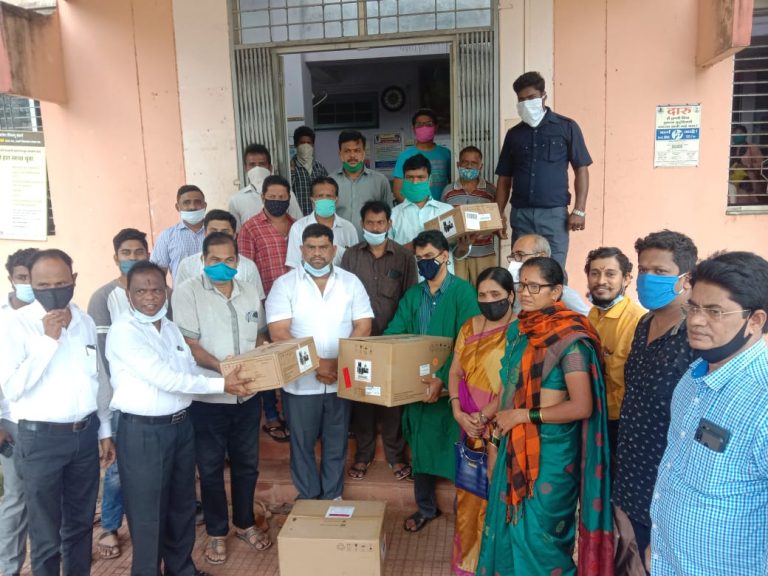 कुडाळ रूग्णालयात अडीच लाख रु. किमतीच्या मल्टीपॅरा माॅनिटर व इन्फ्युजन पंप या अत्याधुनिक उपकरणांचे वितरण आमदार वैभव नाईक यांचा पाठपुरावा