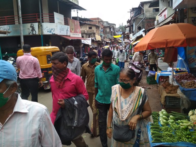 लॉकडाऊन शिथिल होताच बाजारपेथा फुलल्या गर्दीने