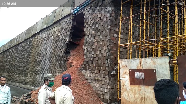 कणकवलीत उड्डाणपूलाची संरक्षण भिंत कोसळली