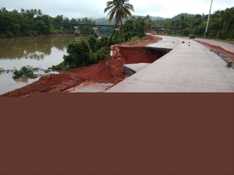 गोवा पेडणे येथे मुंबई गोवा महामार्गाची एक लेन गेली वाहून