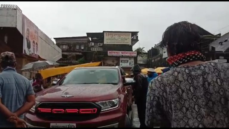 शिवसेना खासदार विनायक राऊत यांच्या पुत्राची पोलिसांना शिवीगाळ आणि धमकी  कणकवली चौकात केला सर्वांसमोरच तमाशा