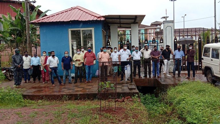 Cong claims jail inmates are hungry, goes with food, authorities refuse to accept