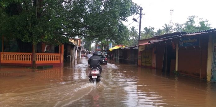 सिंधुदुर्गात मुसळधार, शिरोडा बाजारात दुकानांमध्ये घुसले पाणी