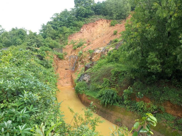 तिलारी कालव्यात डोंगर कोसळल्याने गोव्याकडे जाणारे पाणी बंद