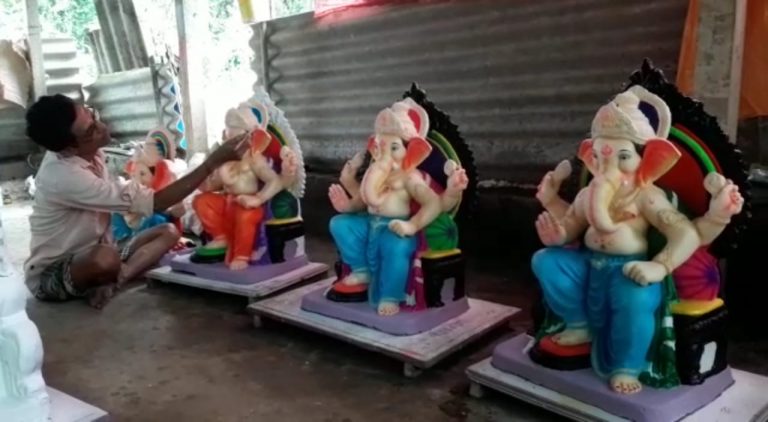 गणपती चित्र शाळेत मुर्तीकारांची मुर्त्यांवरशेवटचा हातफिरविण्याची लगबग सुरू