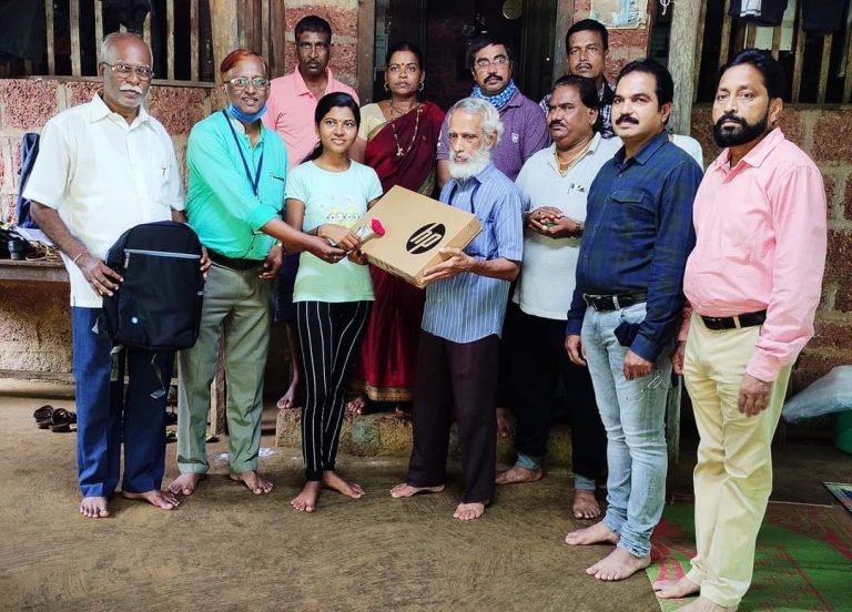 दारिस्तेतील स्वप्नालीच्या जिद्दीला आम्ही कणकवलीकरांचा सलाम, बक्षीस म्हणून दिला लॅपटॉप भेट