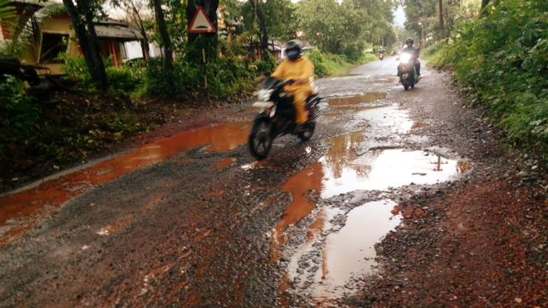 Kerim-Belgaum highway in a bad shape, locals complaint of health hazard     Devendra Gaonkar