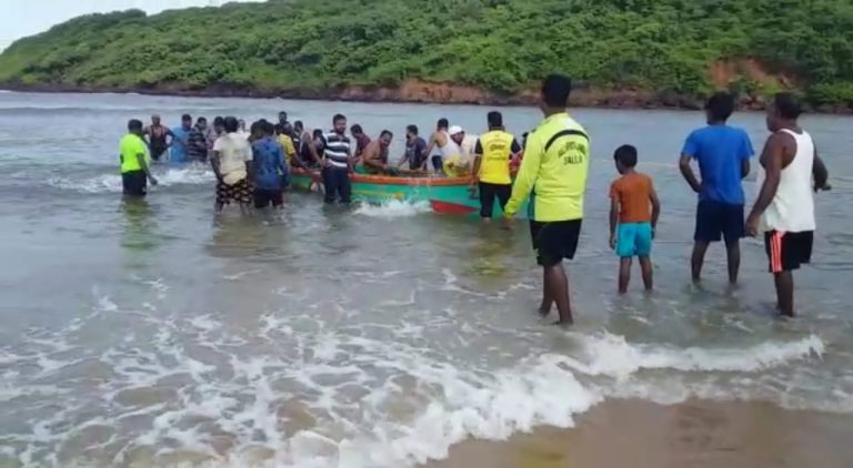 आचरा समुद्रात बोट बुडाली, तीन तासांच्या अथक प्रयत्नानेबाहेर काढण्यात यश