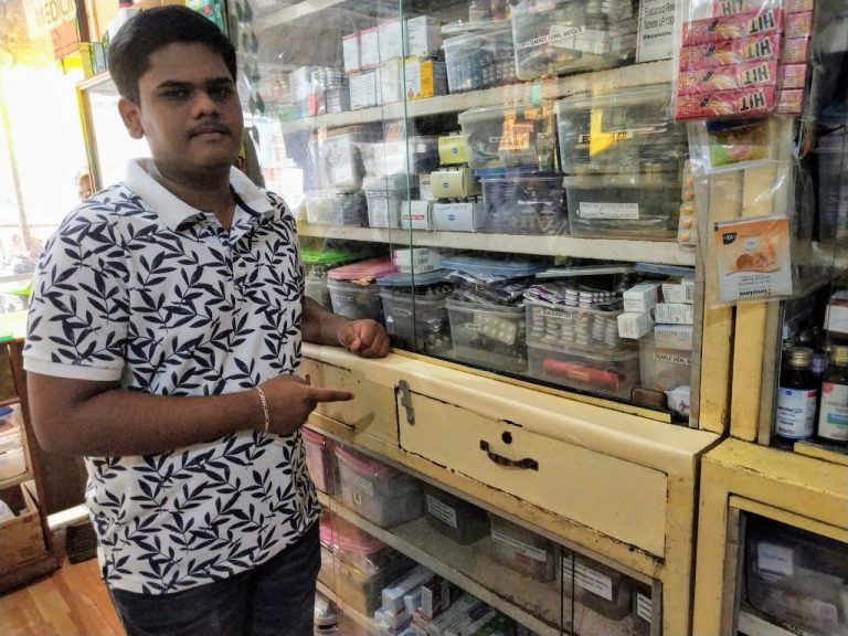 सिंधुदुर्ग कासार्डे येथिल अकरावीचा विद्यार्थी दिग्विजय जाधवने शोधले कॅश सॅनिटायझर यंत्र